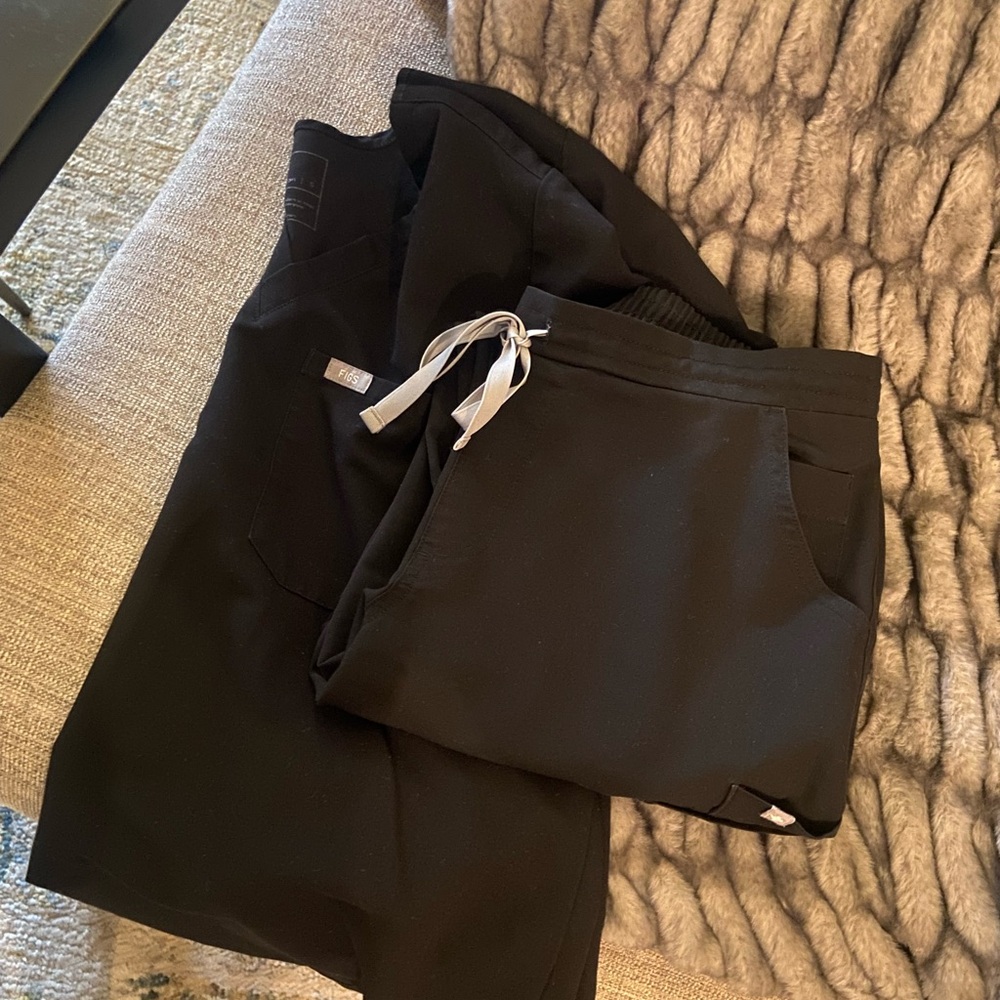 BLACK SET SIZE SMALL FIGS SCRUBS